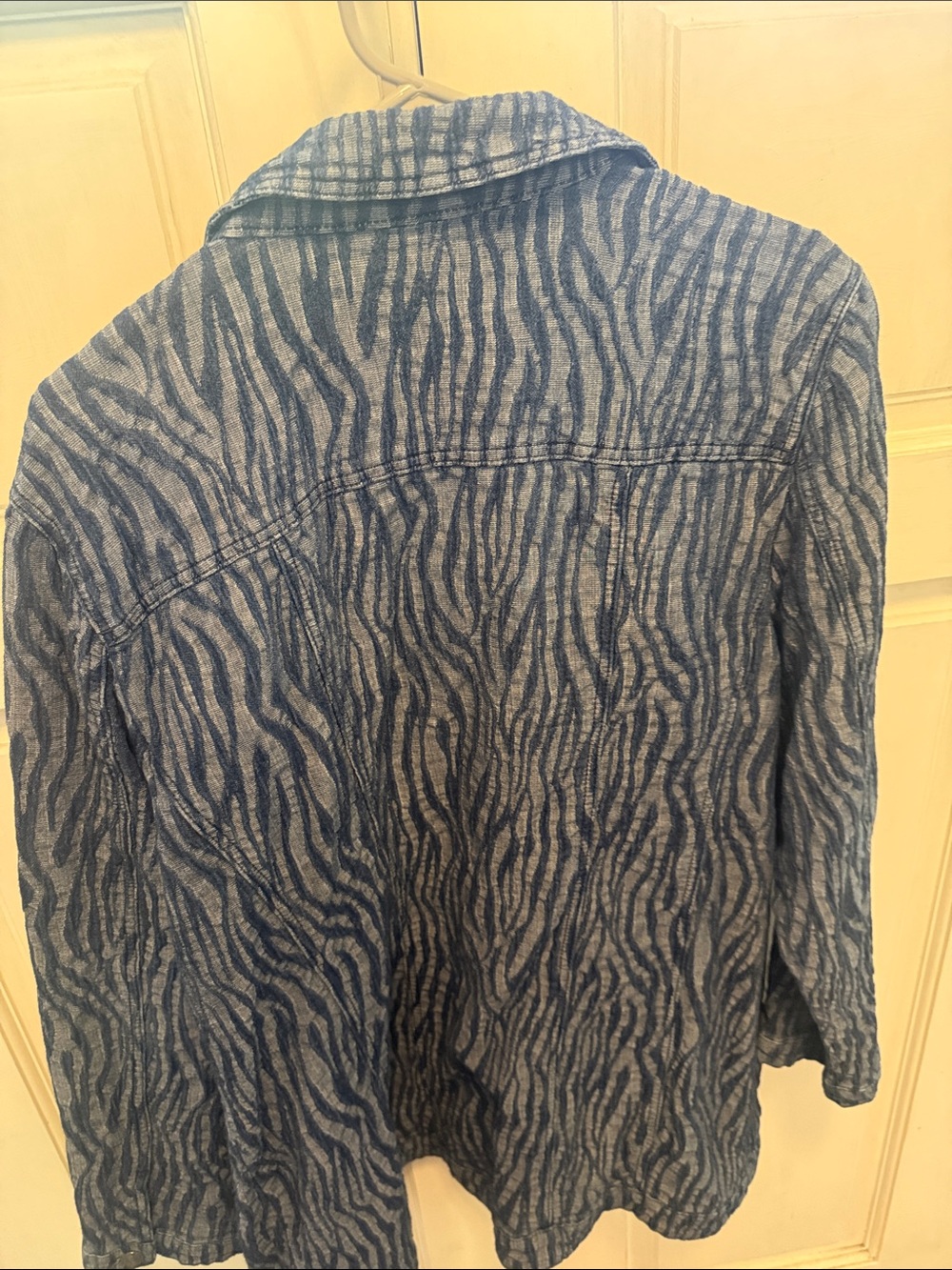 Chico's Blue Wave-Pattern Button-Front Jean Jacket Size 3 - Picture 6 of 6